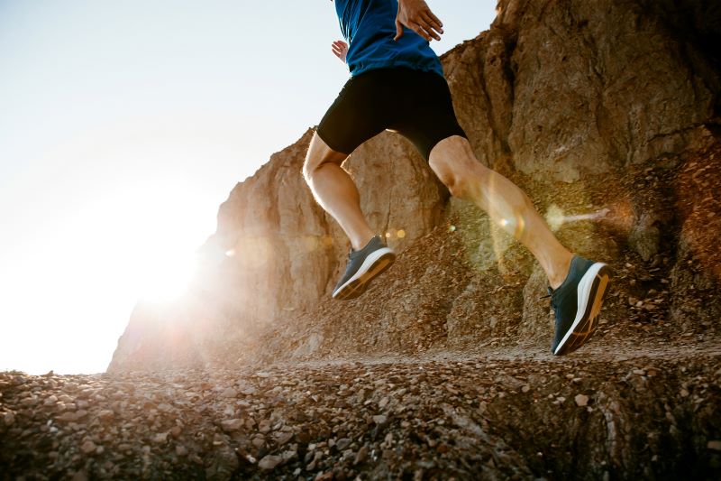 A runner runs across a canyon road. © By sportpoint/stock.adobe.com